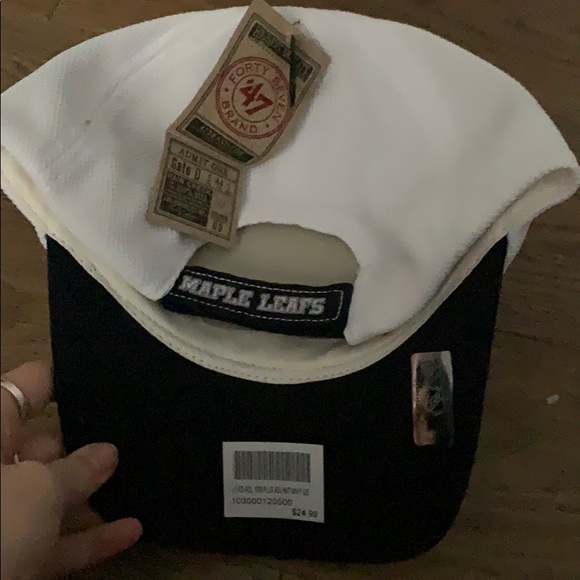 adjustable men’s maple leafs cap - Picture 2 of 2